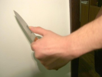 Bărbatul care şi-a înjunghiat fosta concubină rămâne în arest